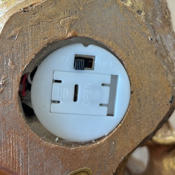 Gold Skull Trio Tower 🖤🖤🖤 Halloween Decor - Picture 3 of 4